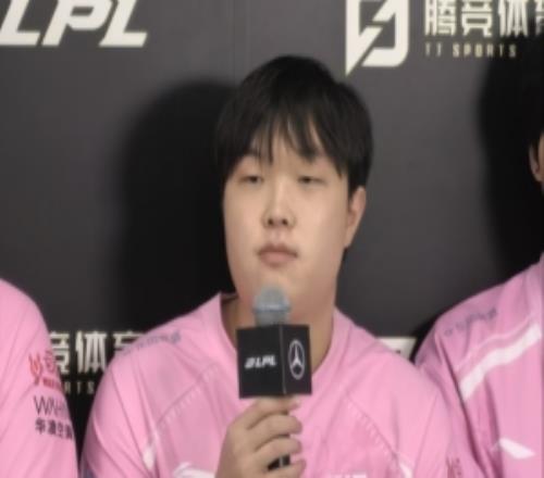 你咋净说大实话呢在谈到S15想交手对象时Bin在旁边说T1还没进