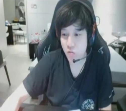 Maybe：太搞笑了吧VG官宣才发现没你吗皮鞋！皮鞋：我不知道呀！