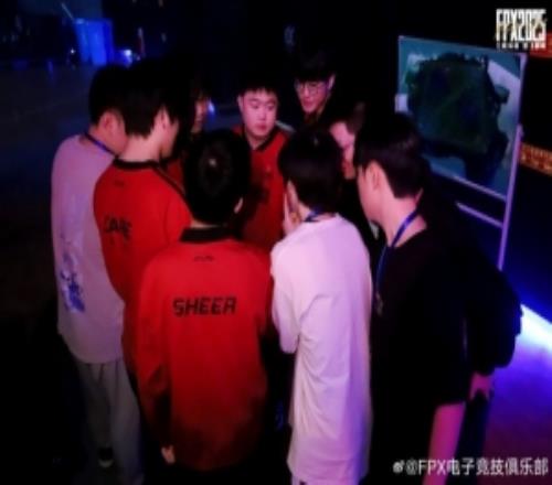 FPX发布赛后选手团结照：心向皓月，誓逐霜锋