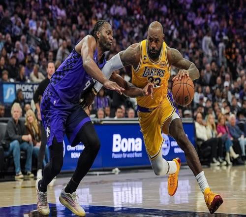 三分无一命中，詹姆斯全场17投8中拿下22分4板3助，正负值9