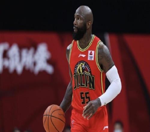 暗指北控琼斯吐槽：这比赛也太难看了，这些球员都是谁找的