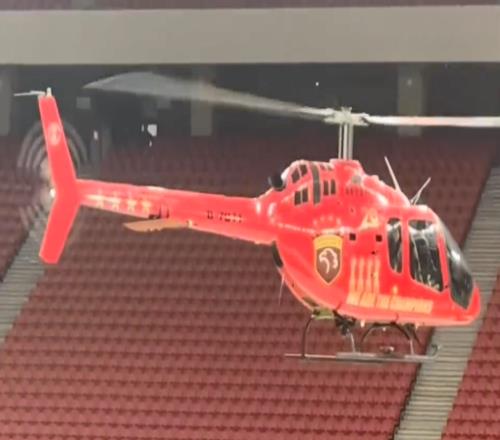 中超首创+震撼！海港夺冠庆典：一架印着队徽的直升机送来火神杯