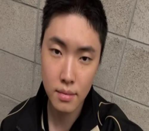 为新队服做宣传GEN官方分享Chovy新队服自拍图