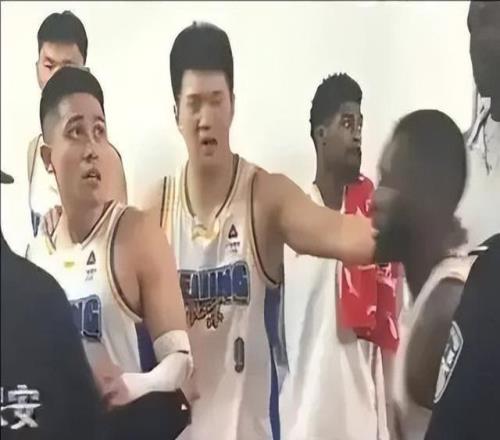 北汽男篮遭山西主场球迷吐口水，CBA公布罚单：山西队因管理不力被罚2万元杰曼做出侮辱性手势被罚3万元
