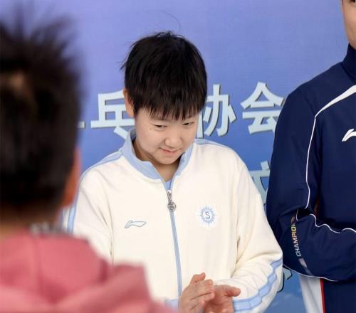 国乒亮相剑指亚洲杯！孙颖莎欢乐笑弯腰，王曼昱合影一脸严肃