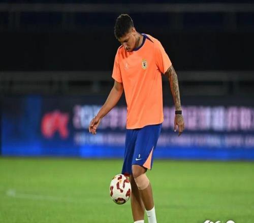 山东泰山队积极备战客场与浙江俱乐部绿城队的中超联赛