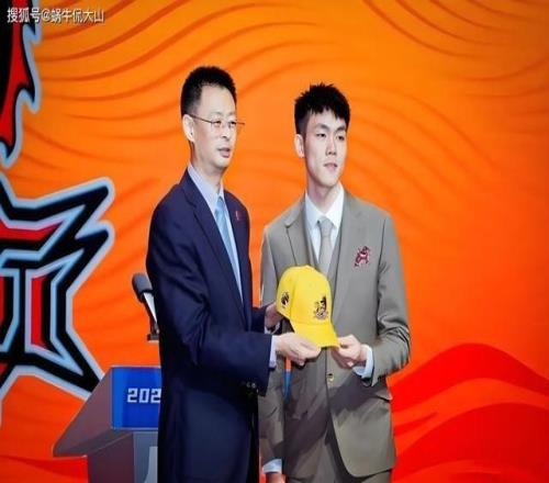 庞峥麟！这个上海大鲨鱼防不住的大龄新秀，到底是什么来头