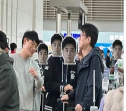 用朱开头像当马赛克韩网粉丝晒照机场偶遇LCK解说团队