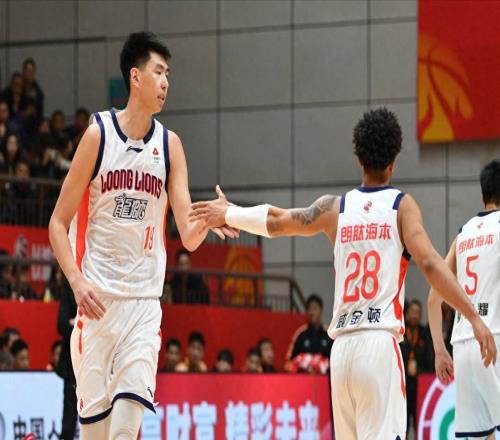 杜锋后悔吗广东两旧将斗法，2米26新星不服前辈，送上6次盖帽