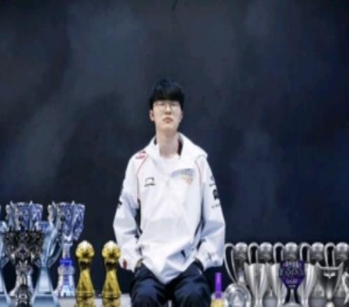 韩网晒照Faker奖杯+1！Faker：明年目标当然也是赢下更多冠军奖杯