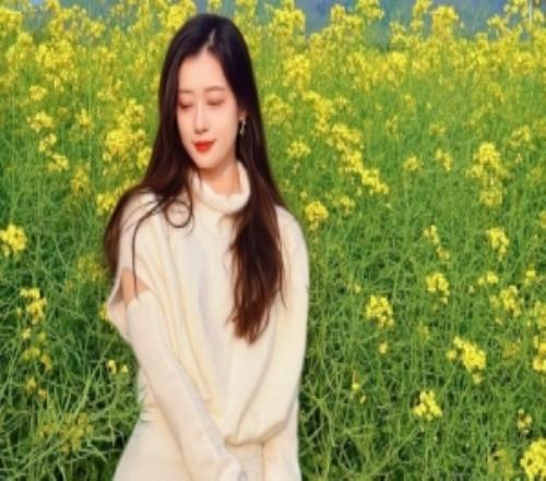 主持人张小薇晒照：2026和油菜花的合影回去擦衣服花了一个小时