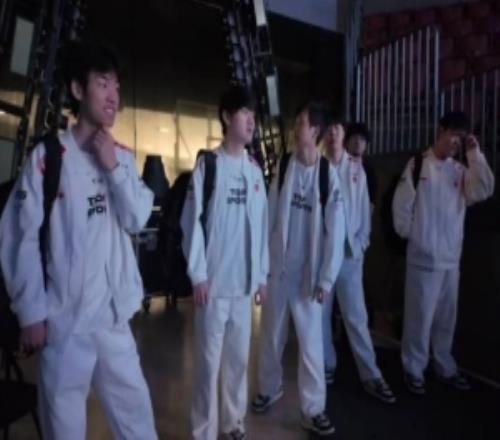 TES工作人员分享选手动态：林坚唱的啥谁听出来了今天去调试了