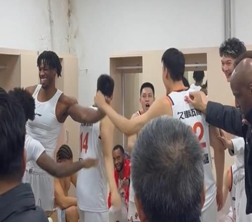 大胜辽宁更衣室！上海全员笑开花，李弘权承担核心角色，氛围极佳