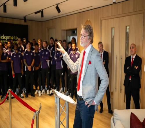 曼联内部人士：拉爵说曼联青训退步，指的是基础设施而不是人