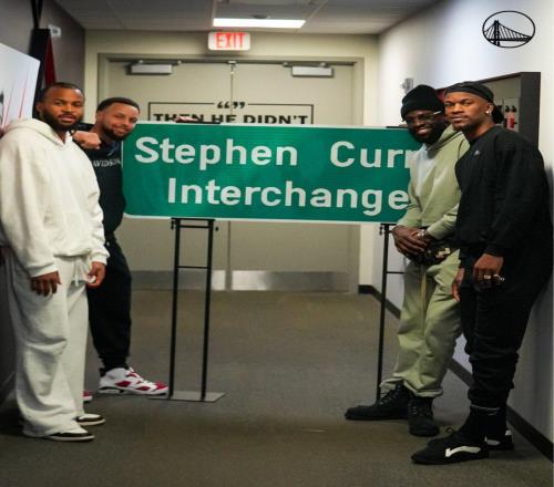 库里获专属荣誉！拥有自己名字命名高速出口调侃想把路牌偷回家