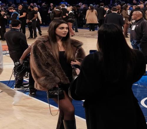 纽约女球迷现场观战尼克斯！赛场内晒出好身材+高颜值照太迷人