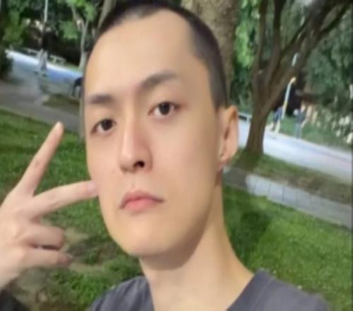 FoFo分享寸头照：第一次光头有点帅感觉可以出演角头了