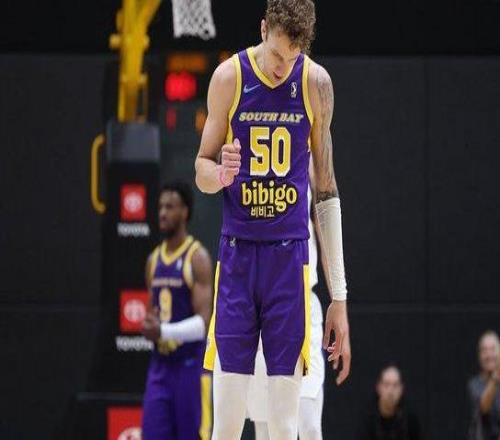 湖人官方宣布和中锋凯勒凯利签下一份训练营合同
