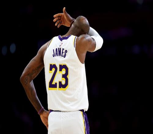 12胜0负！湖人16分逆转，詹姆斯创2大神迹，裁判抢戏，东契奇36+9