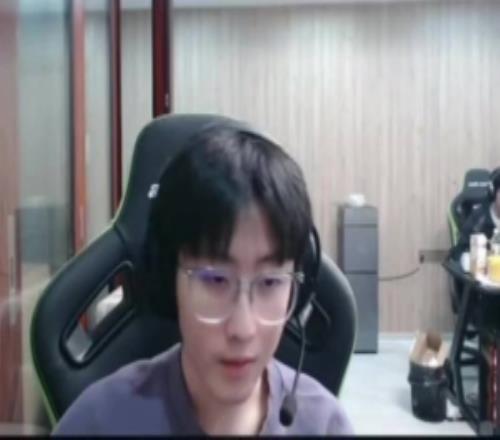 Peyz回你消息了吗zhuo：回的慢一点肯定会回的啊“新年快乐”呗