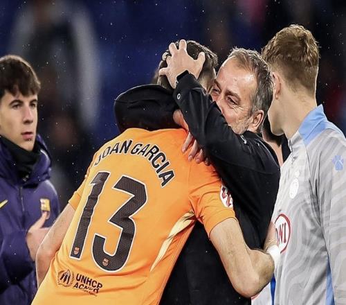 为何首发霍安加西亚弗里克：霍安是头号门将，因此他首发