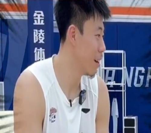 张镇麟：上海男篮队友给我发了很多表情包非常震惊我的加盟