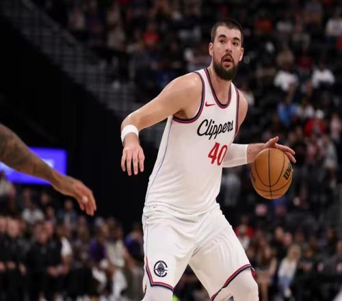 尴尬啊！场均15+11的首发中锋，却只带队赢了7场，已成众矢之的！