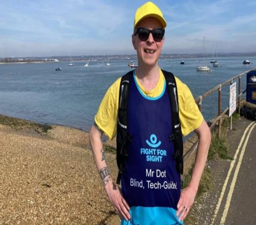 一个盲人，能只靠智能眼镜跑完马拉松么这一刻，全球800万志愿者，全都成了他的眼睛！