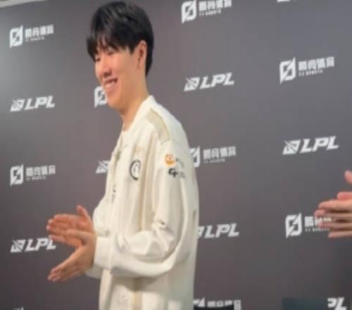 打的好呀！采访结束后Rookietheshy为wei和gala的发挥鼓掌庆祝