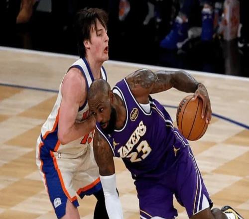 湖人输尼克斯4坏消息！防守+三分拉胯，配角不稳，雷迪克执教辣眼