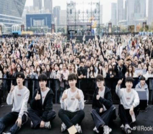 Rookie分享线下粉丝合照：感谢今天大家的热情希望以后都一起努力