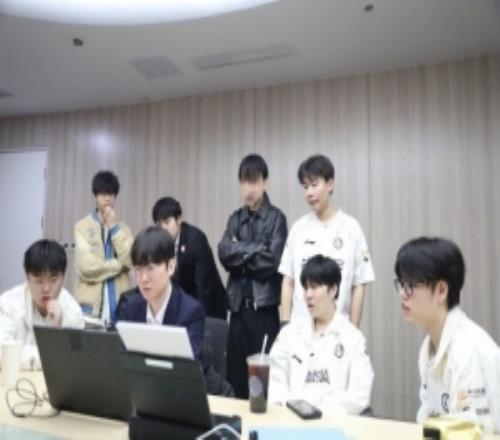 IG赛后返图：我们会继续努力训练提前祝粉丝朋友们春节快乐