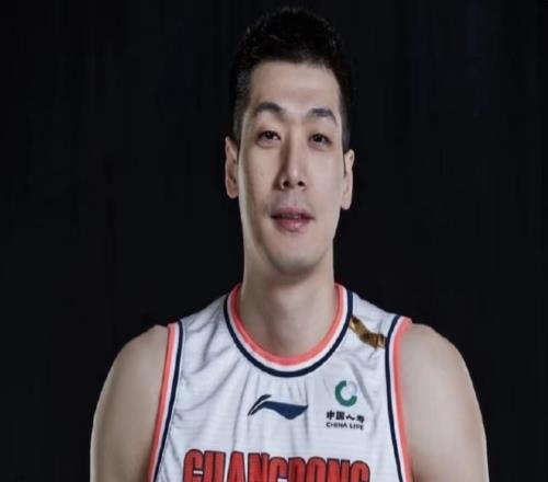 广东男篮注册球员更新：崔永熙预注册，任骏飞不在名单中