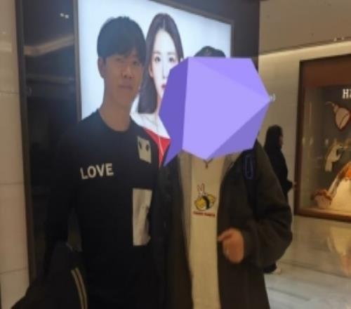 粉丝首尔偶遇TheShy询问他下赛季还打不TheShy回复还没确定