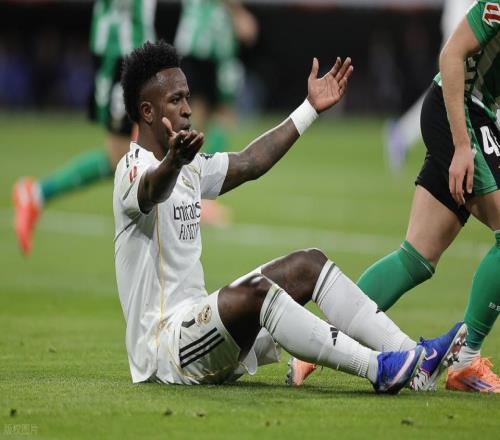 近18场0球！1.5亿巨星再遭皇马球迷狂嘘被换下黑脸+赛后径直离场