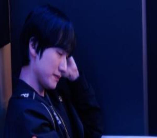 lolesports赛后更新照片：小花生Peanut在后台调整心情