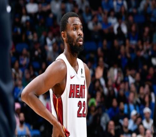 硬汉重伤库里19+11，维金斯重返故地半场0分，勇士复仇热火4连胜