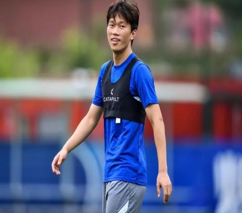 谢鹏飞已跟申花冬训，为何网传他还要回武汉三镇效力，已被辟谣