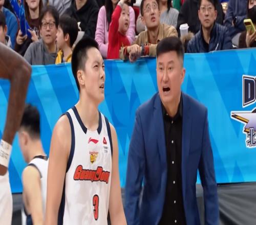 31分惨败北京！广东10人拉胯，徐杰重伤萨姆纳拉伤，胡明轩成战犯