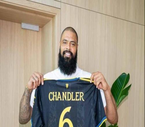 姆贝莫4XL！NBA球星造访曼联训练基地，B费约罗齐尔克泽热情接待