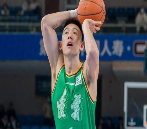 上海5连胜暂升第一：张镇麟战旧主16分渐入佳境兵强马壮剑指冲冠