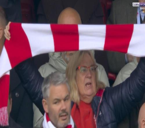 猜猜他是谁切尔西客战森林看台上出现熟悉的光头