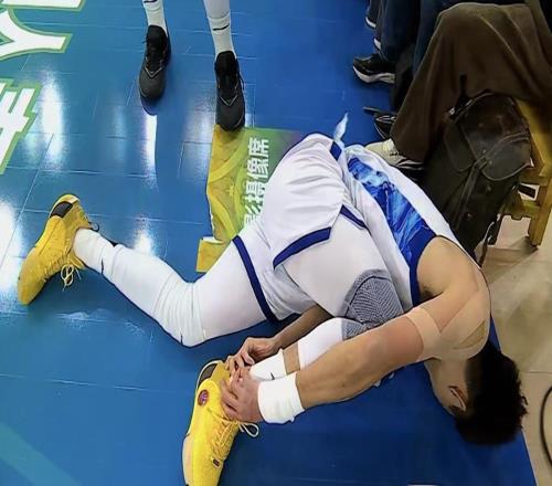 突发！孙铭徽杯赛突破过程90崴脚，表情痛苦，期待无碍吧！