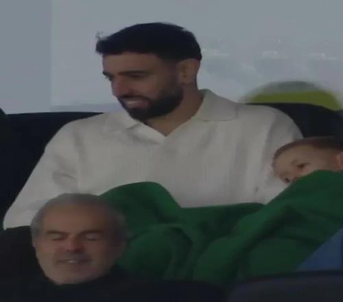 B费休假回葡萄牙现场观看葡甲联赛，为好友加油助威