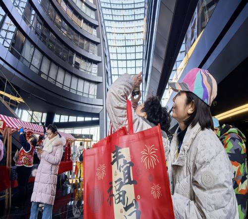 挑战200米高空，600名选手在丽泽SOHO登高启新年