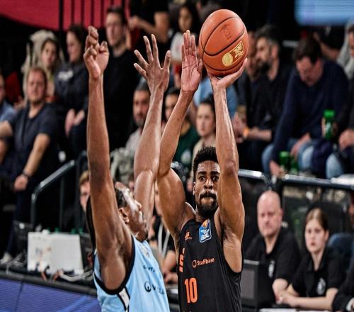 新援到位！媒体人：北京首钢新外援维克多贝利已经抵达北京