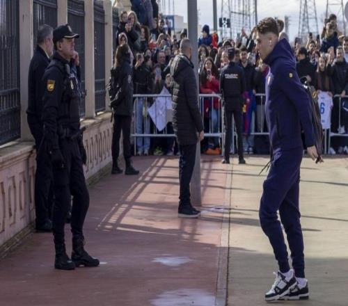 世体：巴萨已抵达阿尔瓦塞特，数百名球迷热情接机