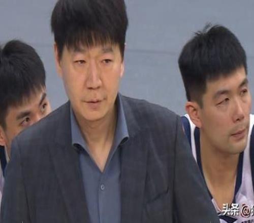 邱彪：于德豪5分钟领到5次犯规特别不理智，这是比赛中绝对不允许