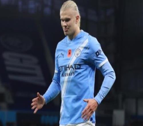 今晨曼城31樱桃，哈兰德两度单刀破门，第1个像C罗，第2个像梅西