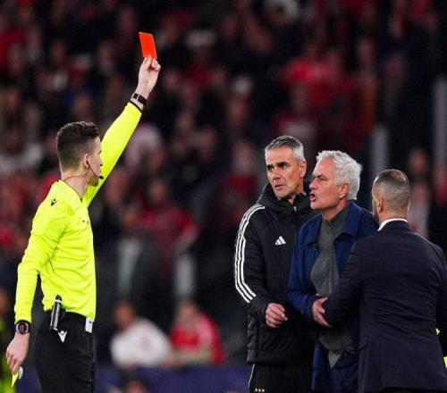 随着尤文25惨败+皇马10本菲卡！欧冠附加赛穆帅红牌，巴黎逆转